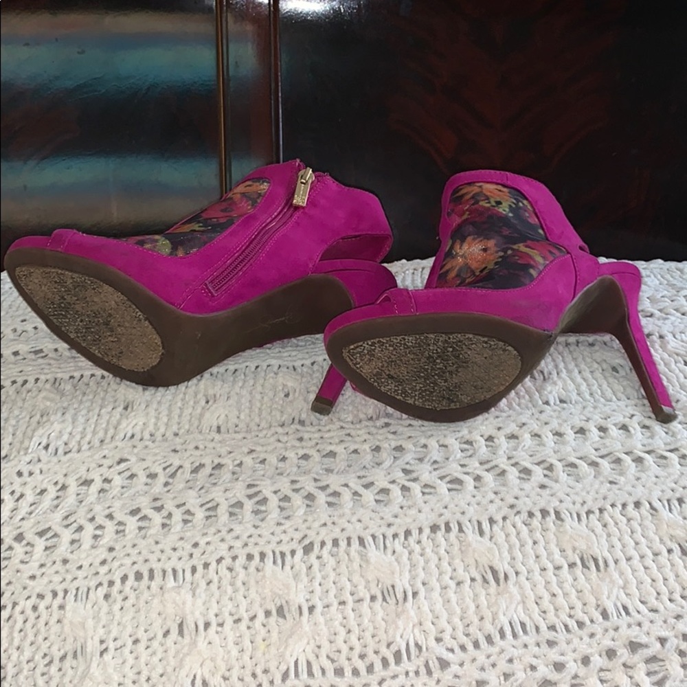Jessica Simpson floral w/ gold hardware heels - Picture 3 of 4